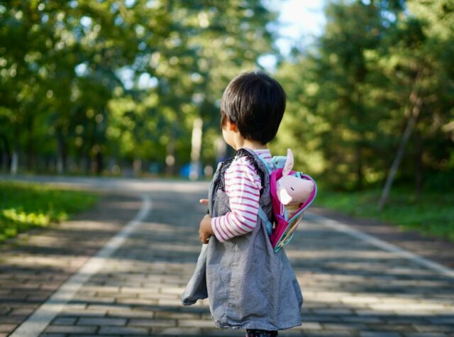 かばんを背負って歩く子どものイメージ写真