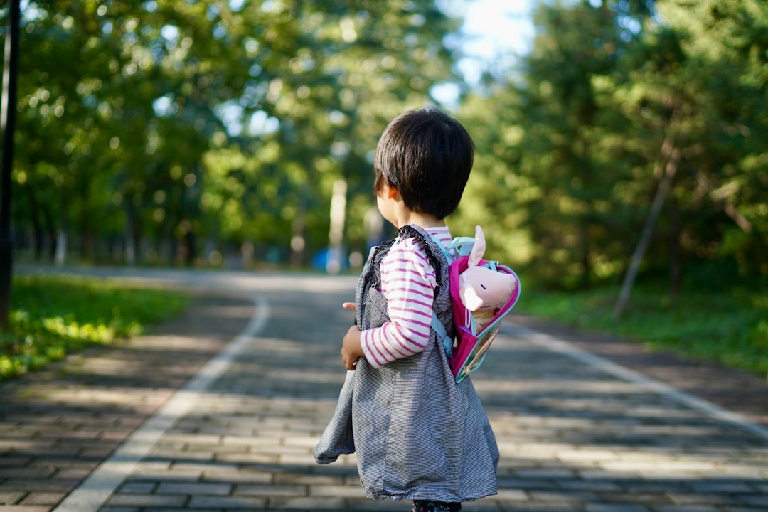 かばんを背負って歩く子どものイメージ写真