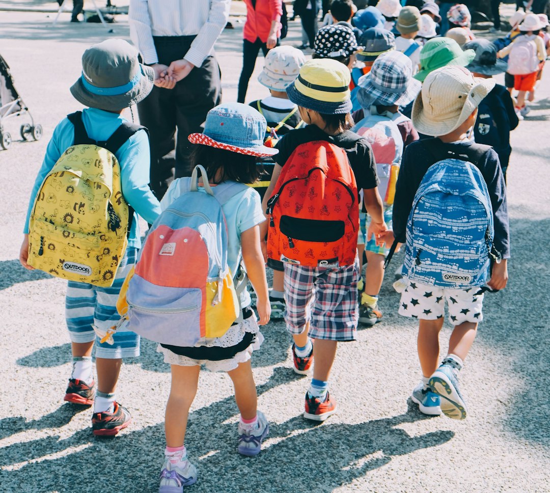 通学路を歩く子どもたちの後ろ姿を示すイメージ写真