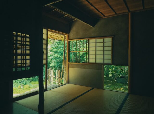 住宅の大きな窓と出入り口の様子を示すイメージ写真