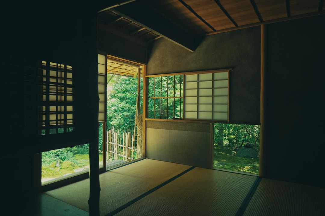 住宅の大きな窓と出入り口の様子を示すイメージ写真